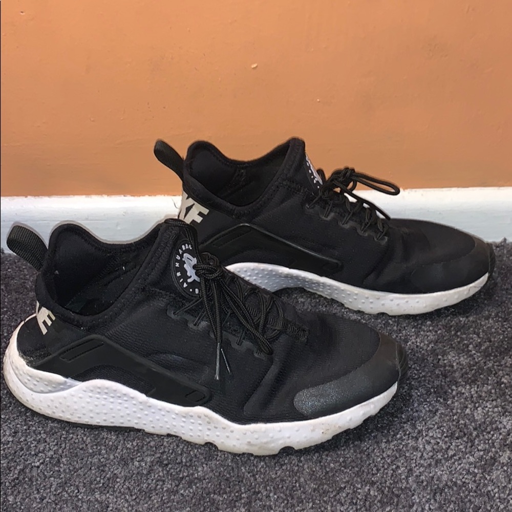 Women Nike Huarache Run Ultra in black and white